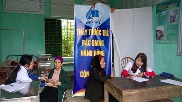Khám và tư vấn sức khỏe cho người nghèo ở Bắc Giang.