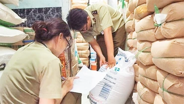 Lực lượng chức năng kiểm tra, phát hiện nhiều điểm kinh doanh đường cát lậu tại TP Hồ Chí Minh.