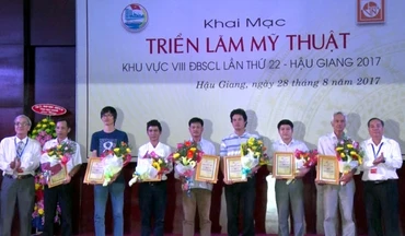 Ban tổ chức trao giải cho các tác giả.