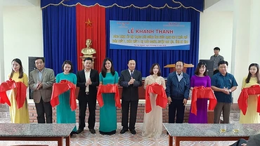 Lãnh đạo chính quyền địa phương cùng nhà tài trợ cắt băng khánh thành mạng lưới đường ống nước sạch.