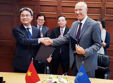 Cục trưởng Cục SHTT Đinh Hữu Phí và Tổng Giám đốc WIPO Francis Gurry ký kết thỏa thuận về Dự án “Môi trường sở hữu trí tuệ kiến tạo”.
