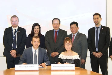 Tổng Giám đốc Vietjet, bà Nguyễn Thị Phương Thảo và ông Guillaume Faury, Chủ tịch - Tổng Giám đốc của Tập đoàn Airbus ký đồng hợp đồng đặt mua 20 tàu bay A321XLR.