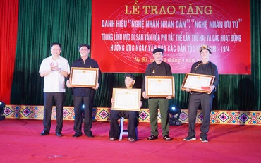 Trao tặng danh hiệu cho các nghệ nhân. 