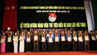 Các đảng viên trẻ tiêu biểu được tuyên dương tại buổi lễ. 