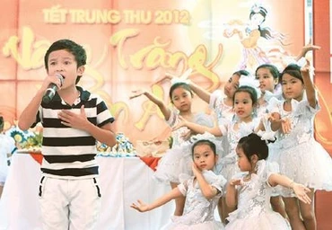 Tiết mục văn nghệ của các em thiếu nhi trong chương trình "Vầng trăng nhân ái" tại Bệnh viện Nhi Trung ương.