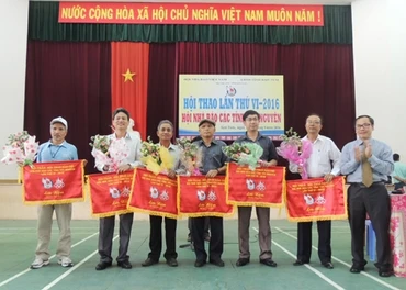 Ban Tổ chức trao cờ lưu niệm cho các đơn vị tham gia.