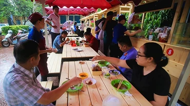 Vừa ăn hàng vừa dạo công viên