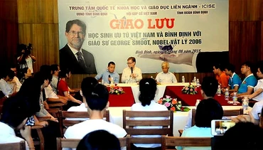 Giáo sư đoạt giải Nobel giao lưu cùng học sinh ưu tú của Việt Nam và Bình Định