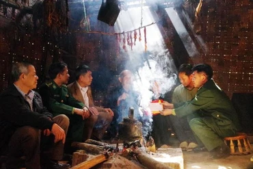 BĐBP đến từng hộ dân trao quà Tết.