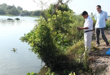 Đo nồng độ mặn các tuyến sông trên địa bàn TP Vị Thanh.