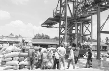 Nhà máy xay xát gạo huyện Ngã Năm (Sóc Trăng).
