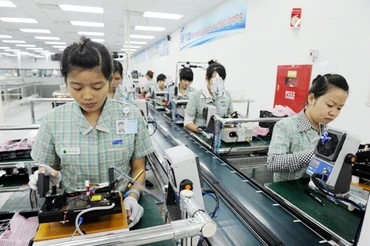 Sản xuất điện thoại di động tại Công ty Samsung Electronics Việt Nam (Khu công nghệ cao Yên Phong, Bắc Ninh). Ảnh: NGUYỄN DUY