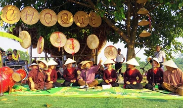 Xẩm chợ - Xẩm xoan: bài "Lơ lửng con cá vàng", biểu diễn nghệ sỹ Tuấn Kha - Minh Hải cùng Nhóm xẩm Sắc Việt (Nhà hát chèo Việt Nam)