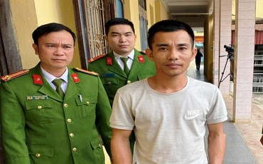 Công an huyện Ngọc Lặc quản thúc đối tượng Bùi Ngọc Tân.