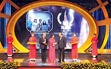 Thủ tướng Nguyễn Xuân Phúc và Thường trực Ban Bí thư Trần Quốc Vượng trao Giải A cho nhà báo Phan Thanh Phong - đại diện nhóm tác giả đoạt giải. Ảnh: ĐĂNG KHOA 