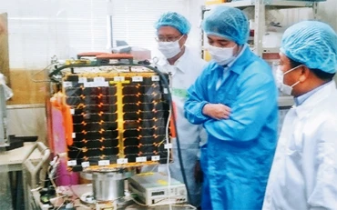 Vệ tinh MicroDragon được lưu trữ tại Đại học Tokyo (Nhật Bản) chờ ngày phóng.