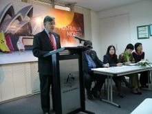 Đại sứ Australia Bill Tweddell tuyên bố
khai mạc tháng văn hóa và giáo dục.