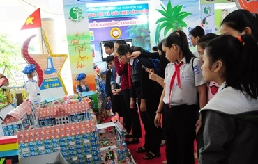 Học trò hào hứng với các sản phẩm bảo vệ môi trường.
