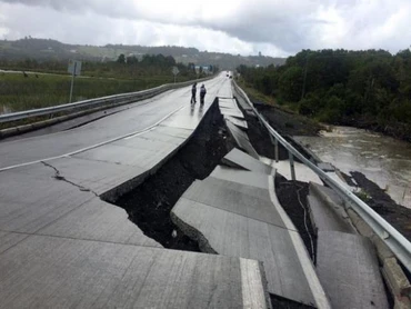 Con đường bị phá hủy sau trận động đất tại Tarahuin, đảo Chiloe, miền nam Chile, ngày 25-12-2016. (Ảnh: Reuters)