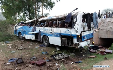 Hiện trường vụ tai nạn xe buýt tại tây bắc Pakistan, tháng 8-2018. (Ảnh: Tân Hoa xã) 
