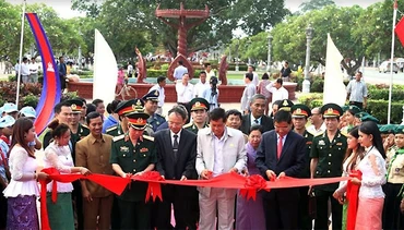 Lễ cắt băng khánh thành Tượng đài Hữu nghị Việt Nam-Campuchia tại tỉnh Kampong Chhnang.