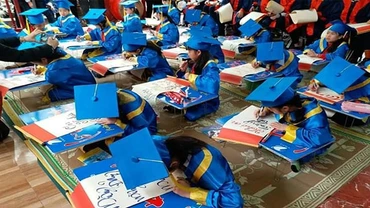 Học sinh khai bút ở đền Hạ, phường Thượng Lý, quận Hồng Bàng (TP Hải Phòng).
