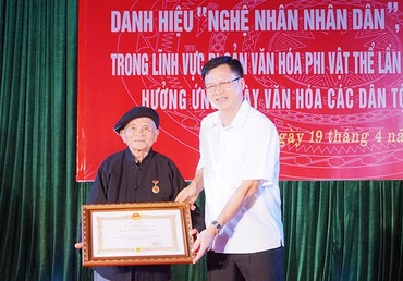 Nghệ nhân Hoàng Hóa nhận danh hiệu Nghệ nhân nhân dân.