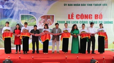 Các đại biểu cắt băng khai trương tour du lịch cộng đồng Pù Luông.