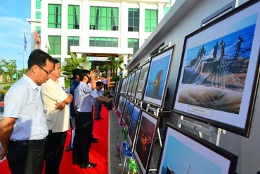 Đại biểu tham quan triển lãm,
