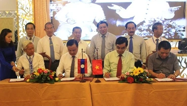 Ký kết biên bản hợp tác đầu tư và thương mại giữa Việt Nam - Lào qua cửa khẩu quốc tế Lao Bảo (Quảng Trị) - Đen Sa Vẳn (Sa Vẳn Na Khệt). 