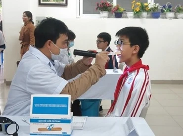 Khám sức khoẻ cho học sinh ở Trường THCS-THPT Lê Quý Đôn, Hà Nội (Ảnh minh hoạ)