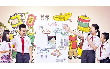 Các em học sinh trình bày hiểu biết về bia tiến sĩ ở Văn Miếu - Quốc Tử Giám.