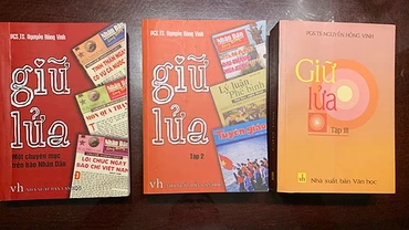 Ba tập sách Giữ lửa của PGS, TS Nguyễn Hồng Vinh.