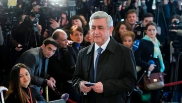 Tổng thống Armenia Serzh Sargsyan tới một điểm bỏ phiếu bầu cử Quốc hội Armenia tại Thủ đô Yerevan, ngày 2-4-2017. (Ảnh: AP)