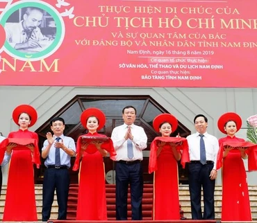Các đại biểu cắt băng khai mạc triển lãm.