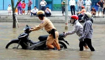 Chiến sĩ CSGT Hà Nội giúp dân trong đợt bão vừa qua.