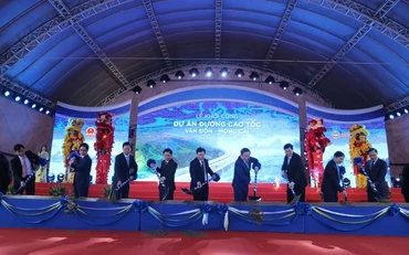 Các đại biểu động thổ cao tốc Vân Đồn - Móng Cái.