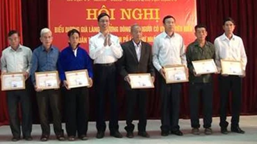 Biểu dương già làng, trưởng dòng họ, người có uy tín ở Nậm Pồ