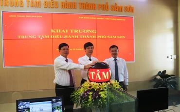 Lãnh đạo tỉnh Thanh Hóa, TP Sầm Sơn cùng đại diện Viettel bấm nút khai trương, đưa Trung tâm Giám sát, điều hành đô thị thông minh vào hoạt động.