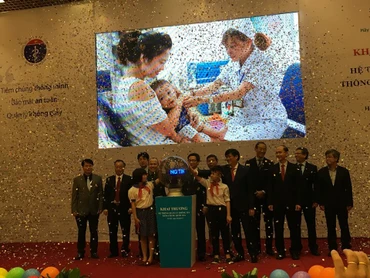 Phó Thủ tướng Vũ Đức Đam và các đại biểu ấn nút khai trương Hệ thống quản lý thông tin tiêm chủng quốc gia.