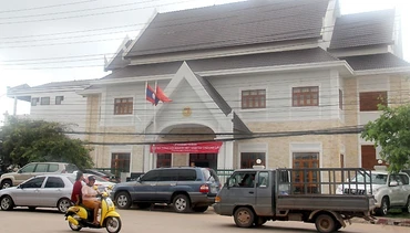 Trụ sở Tổng hội Người Việt Nam tại Lào nằm trên một trục đường chính ở thủ đô Viêng Chăn.