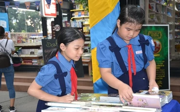 Các em thiếu nhi xem sách tại Hội sách thiếu nhi.