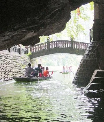 Nhiều hang động chạy xuyên qua những dãy núi sừng sững.