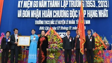 Trường THCS Bắc Lý nhận Huân chương Độc lập hạng Nhất