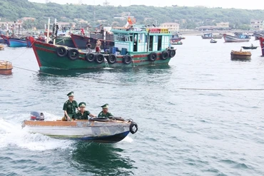 Huyện đảo Bạch Long Vĩ huy động tàu công suất lớn của ngư dân tham gia tìm kiếm máy bay Casa-212 bị nạn