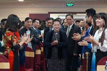 Đông đảo bà con vui mừng đón Chủ tịch Quốc hội tại cuộc gặp.
