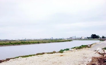 Bến sông Chợ Lâm, nơi có đền thờ ông hàng muối, sau trở thành Thành hoàng làng.