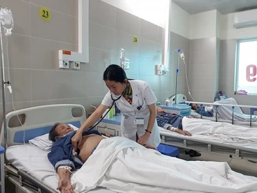 Nhiều người cao tuổi, người có bệnh lý mãn tính phải nhập viện điều trị vì ô nhiễm không khí.