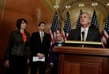Lãnh đạo phe đa số tại Hạ viện Mỹ, Kevin McCarthy (ngoài cùng, bên phải) phát biểu trong một cuộc họp báo với các lãnh đạo đảng Cộng hòa tại Đồi Capitol, ở Washington, Mỹ, ngày 18-1-2018. (Ảnh: Reuter