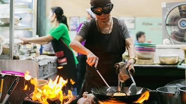 Bà Mole tại quán ăn đường phố Jay Fai. Ảnh: AMUSE